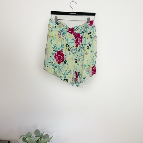 [Torrid] Women's Yellow Floral Print Elastic Waist Rayon Shorts - Picture 7 of 8